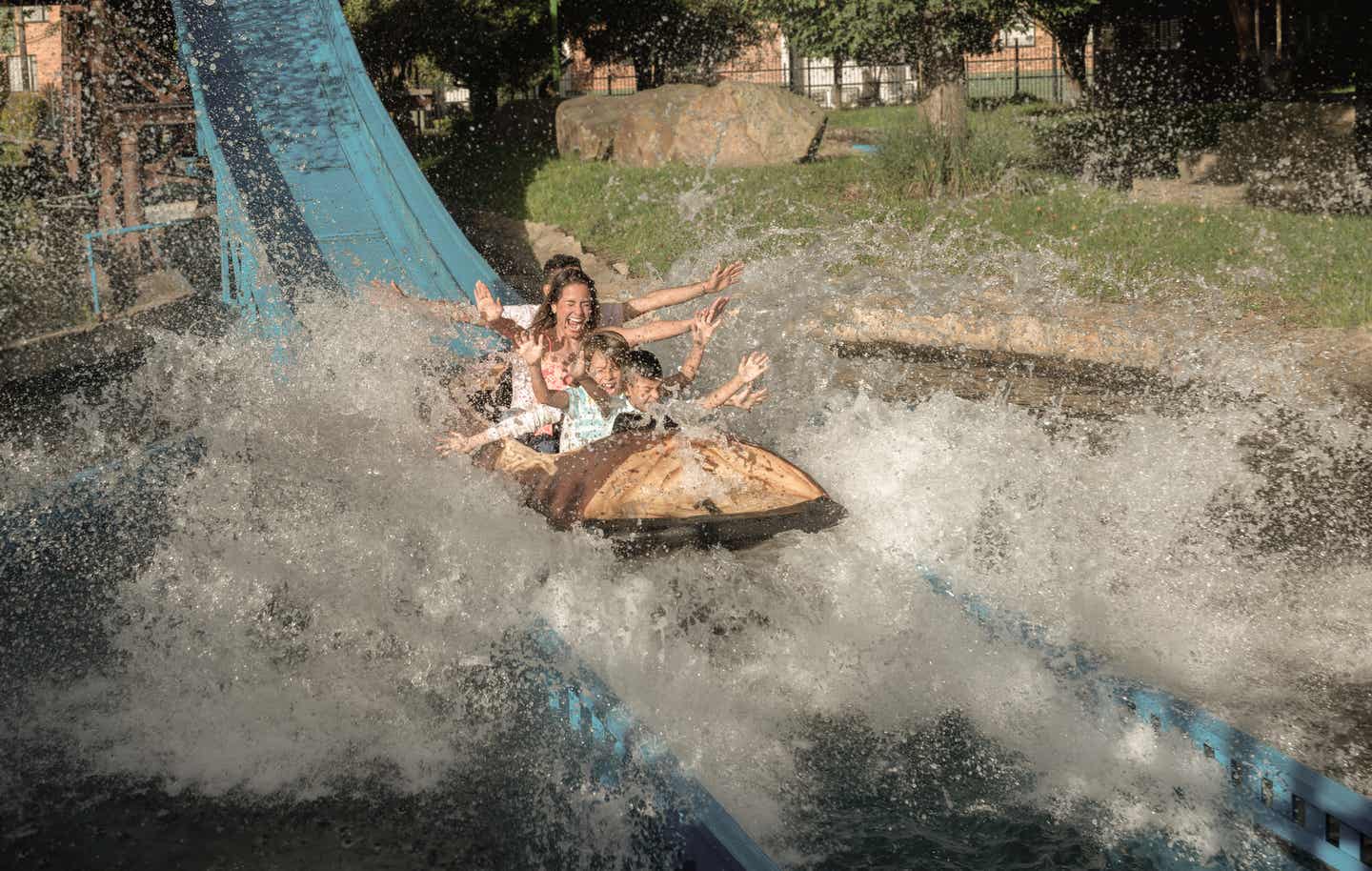 Niedersachsen Urlaub mit DERTOUR. Familie in einer Wasserbahn in einem Freizeitpark