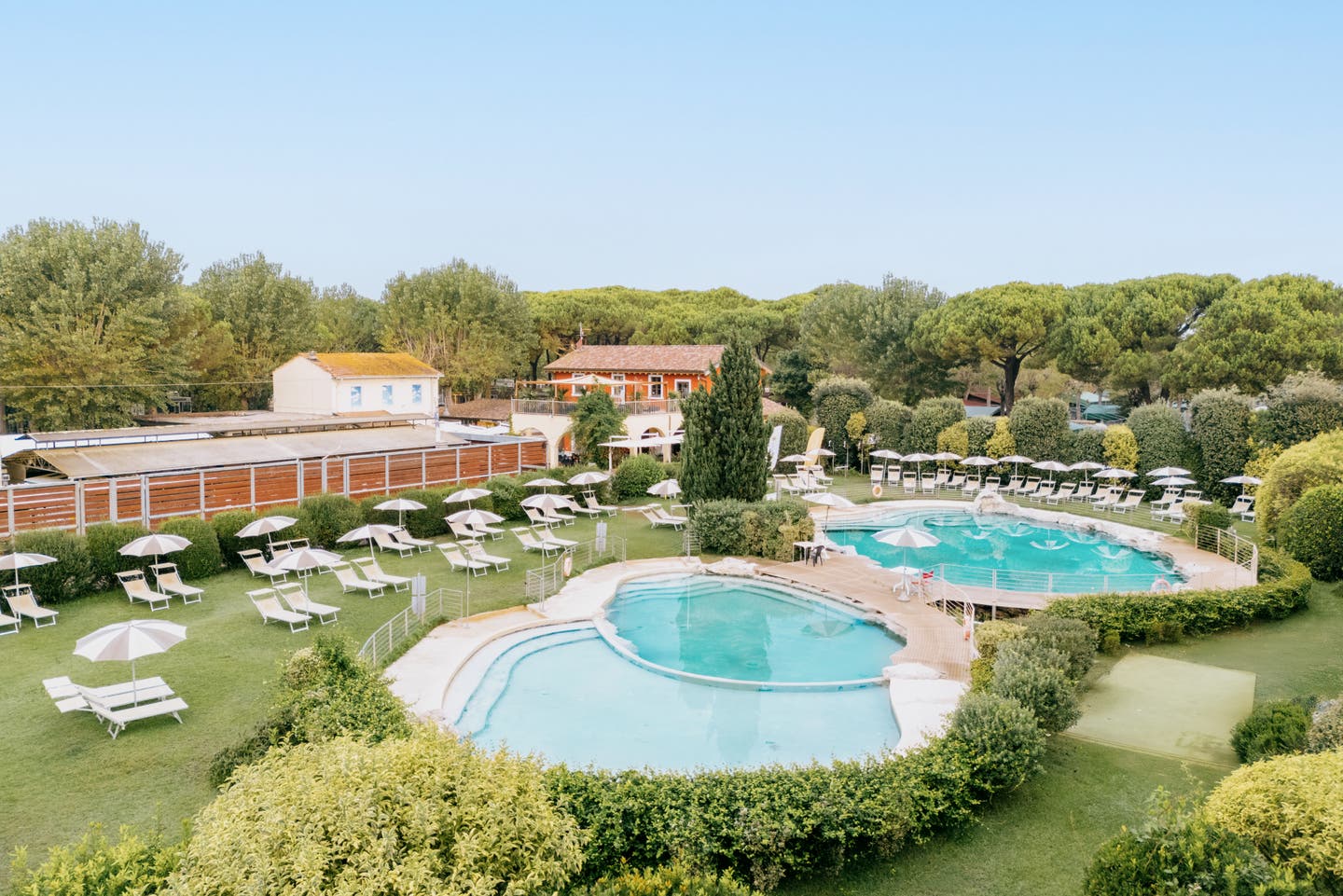 Übersicht über die erfrischende Poollandschaft