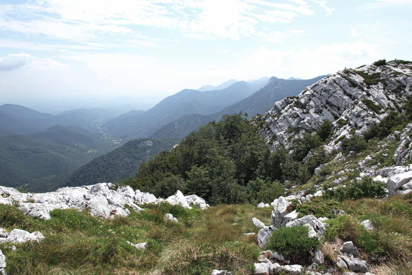 Kroatien beste Reisezeit: Felsige Berglandschaft des Gebirges Velebit