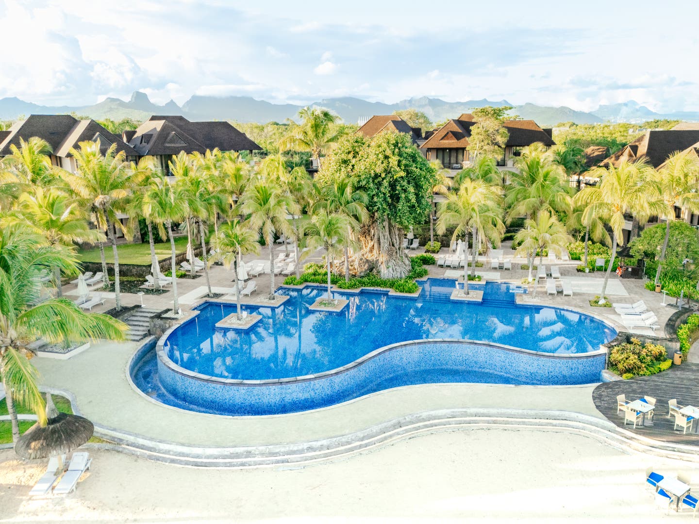 Einer der Pools des Resorts von Palmen umgeben