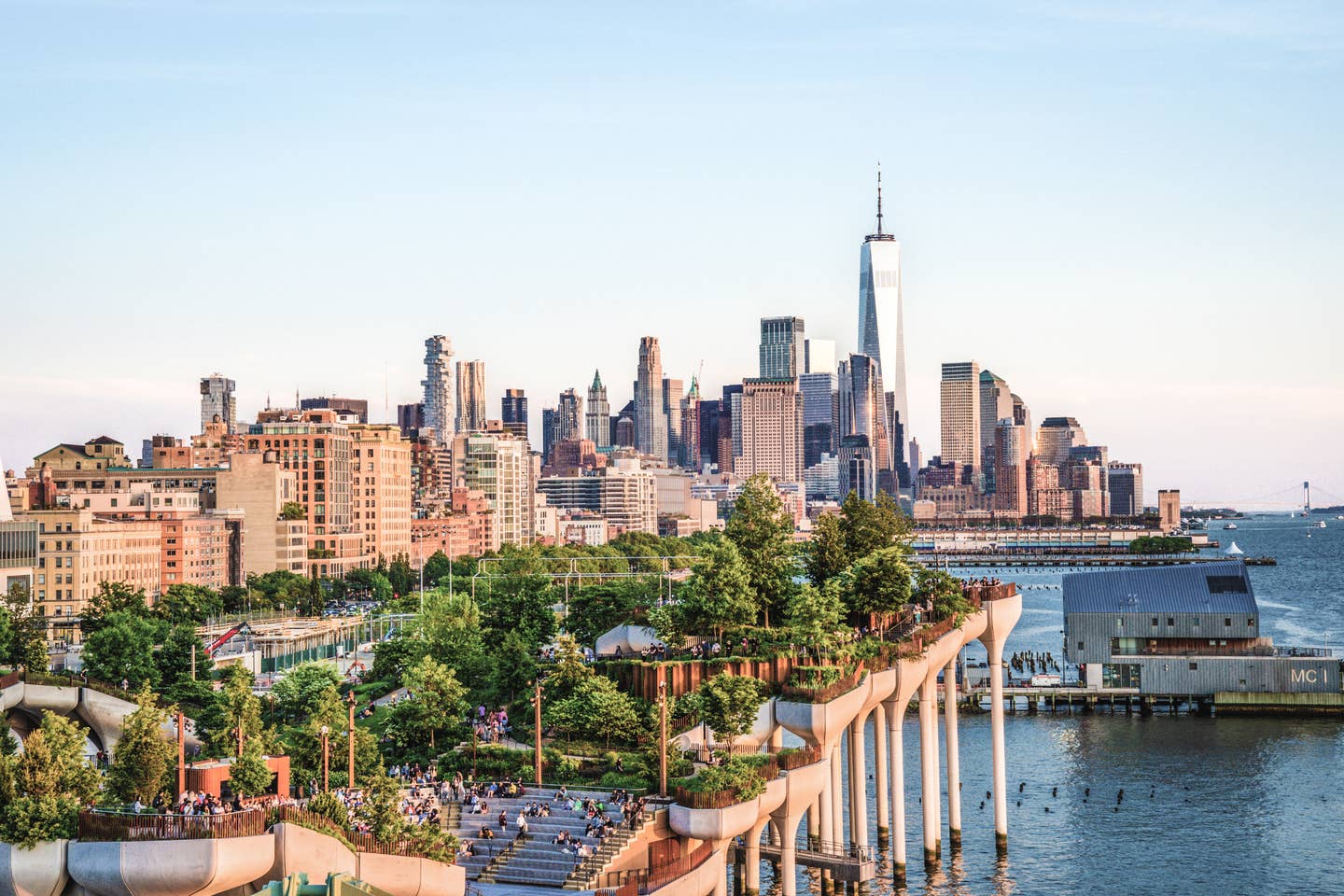 Ausblick auf die Manhatten Skyline und den Hudson River mit einem Last-Minute-Angebot nach New York. Ausblick auf die Manhatten Skyline und den Hudson River mit einem Last-Minute-Angebot nach New York.