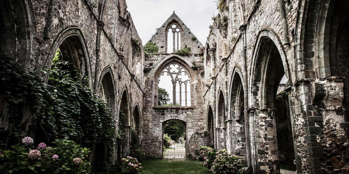 Eine düstere Ruine einer Abtei in der Bretagne – ein idealer Ort für Castlecore