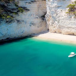 italien-strandurlaub-erholung-kleines-boot-im-naturpark-gargano-mit-schönem-türkisfarbenem-meer-g-1221860343.jpg