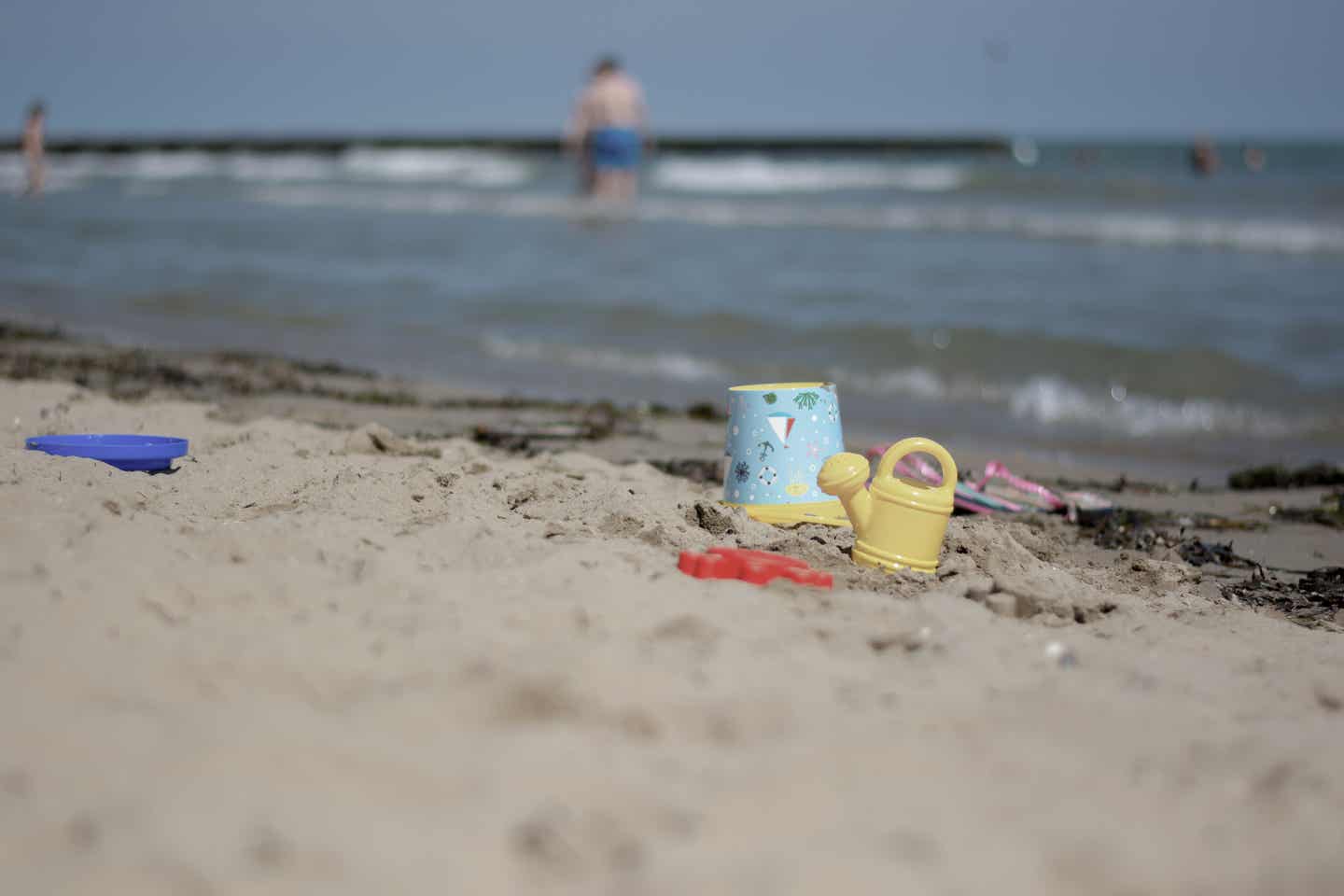 Rimini Urlaub mit DERTOUR. Nahaufnahme von Kinderspielzeug am Strand von Rimini