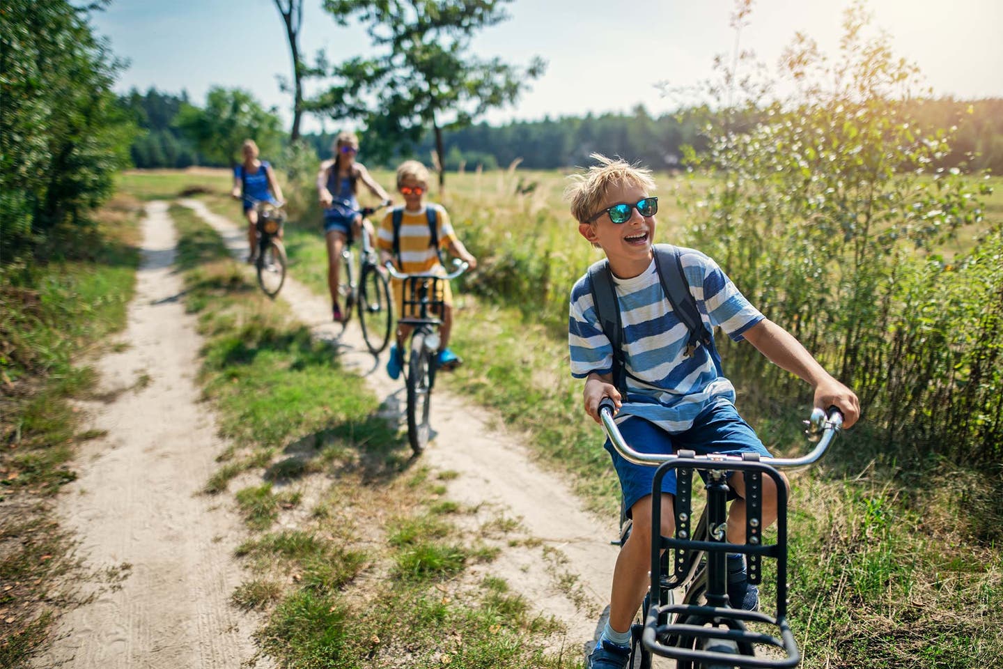 Deutschland Bodensee Radtouren: Gruppe von Kindern fahren Fahrrad