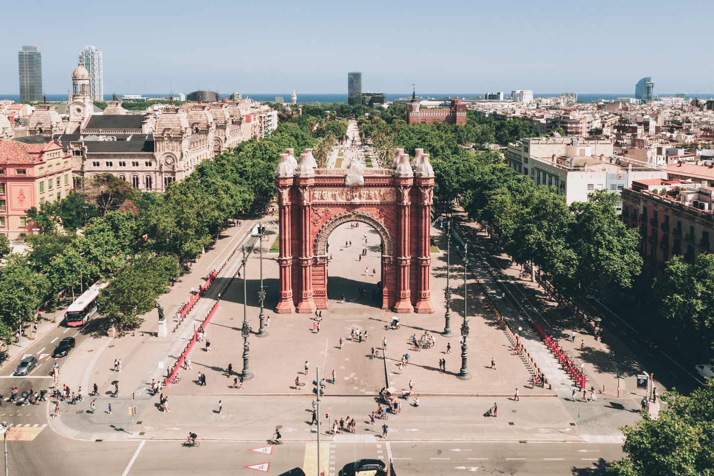 Reiseziele Ostern: Blick auf den Arc de Triomf in Barcelona