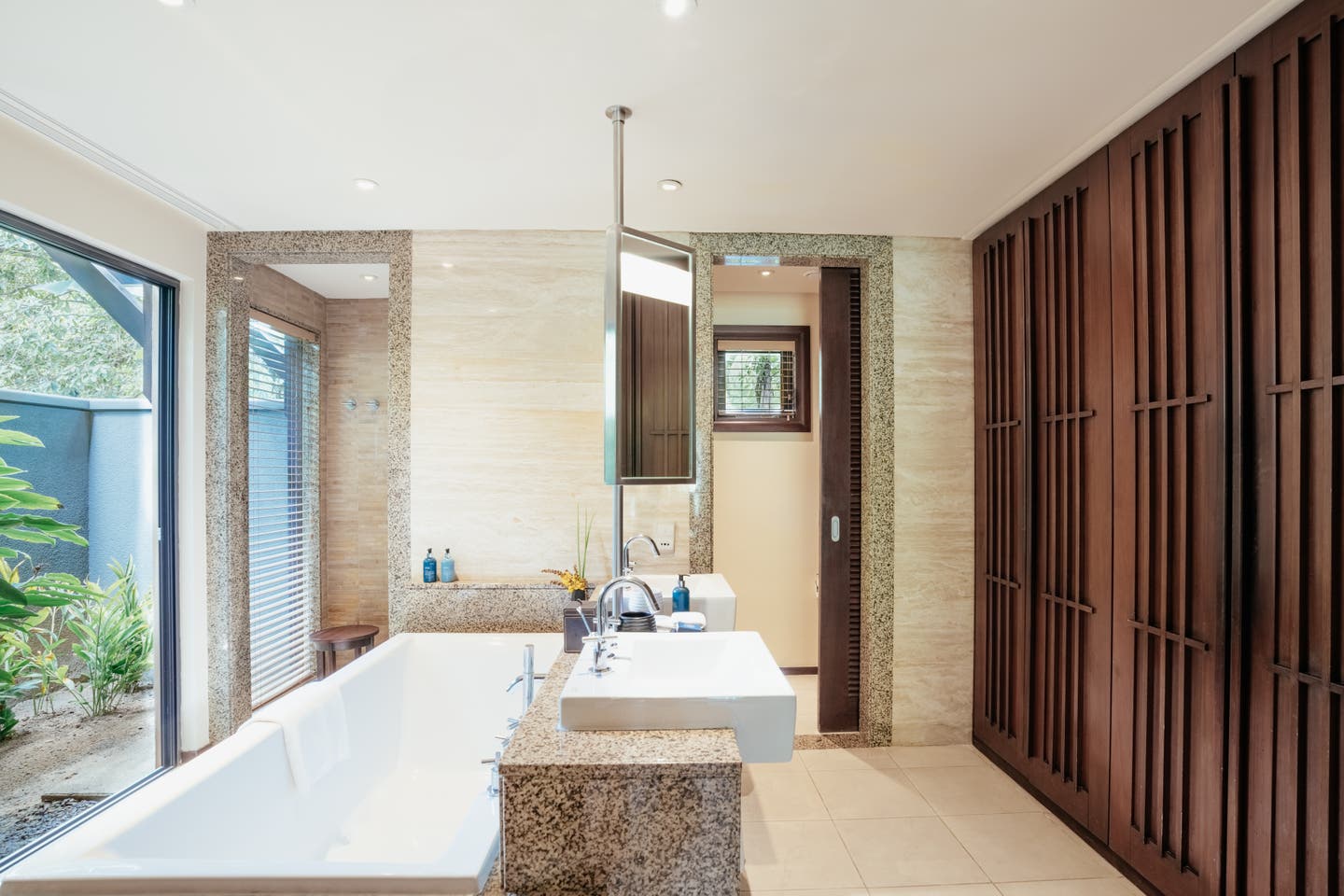 Bad mit Wanne und privatem Garten in einer Junior Suite