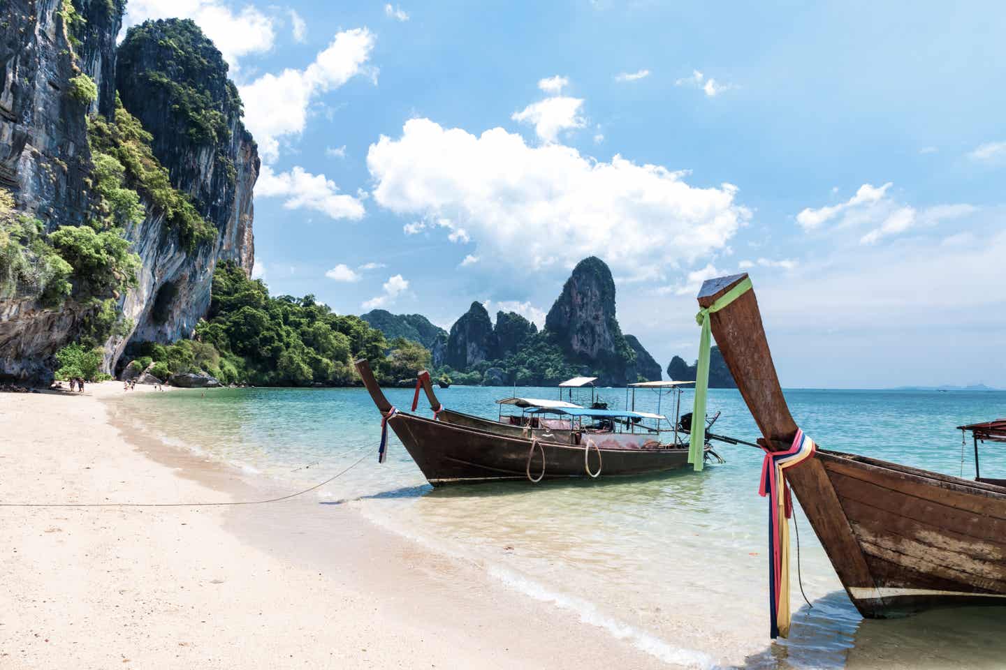 Ein Longtail-Boot liegt am Strand von Krabi