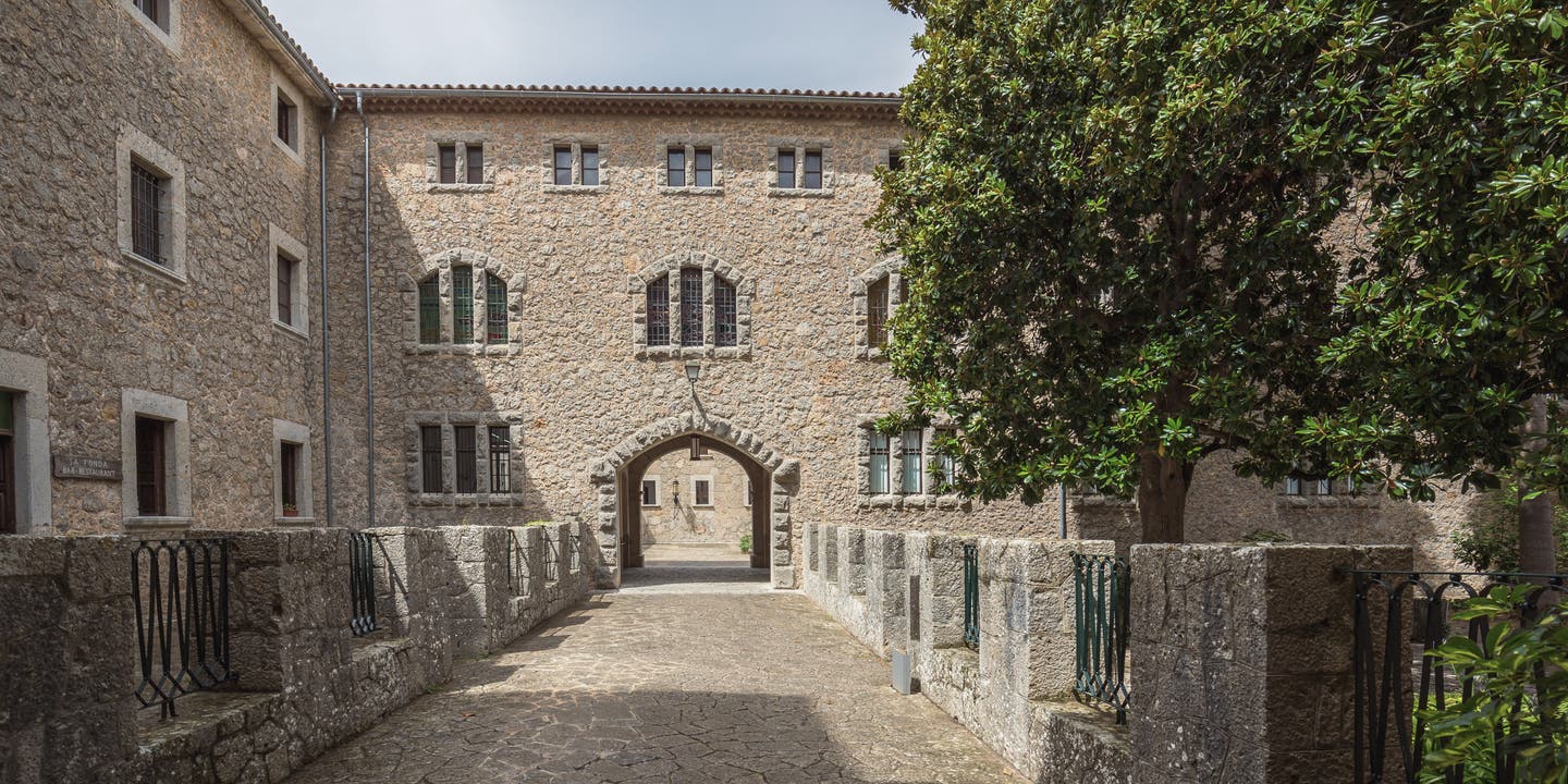 Eingangsbereich des  Kloster Santuari de Lluc auf Mallorca in der Serra de Tramuntana. Das Kloster ist eine bedeutende kulturelle Sehenswürdigkeit auf Mallorca