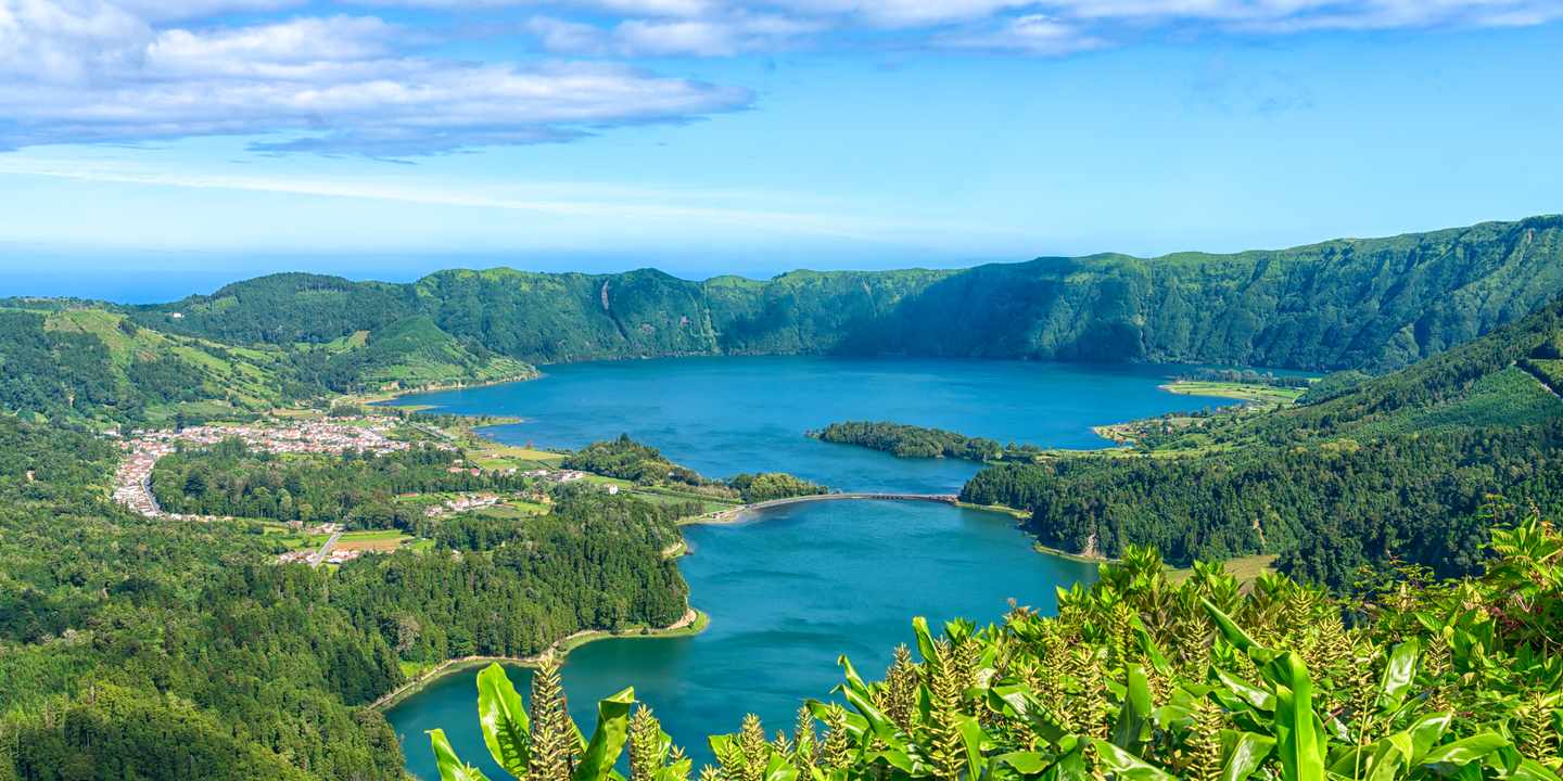 Lagoa das Sete Cidades auf São Miguel mit Kratersee, grünen Hügeln und Blick über die Landschaft