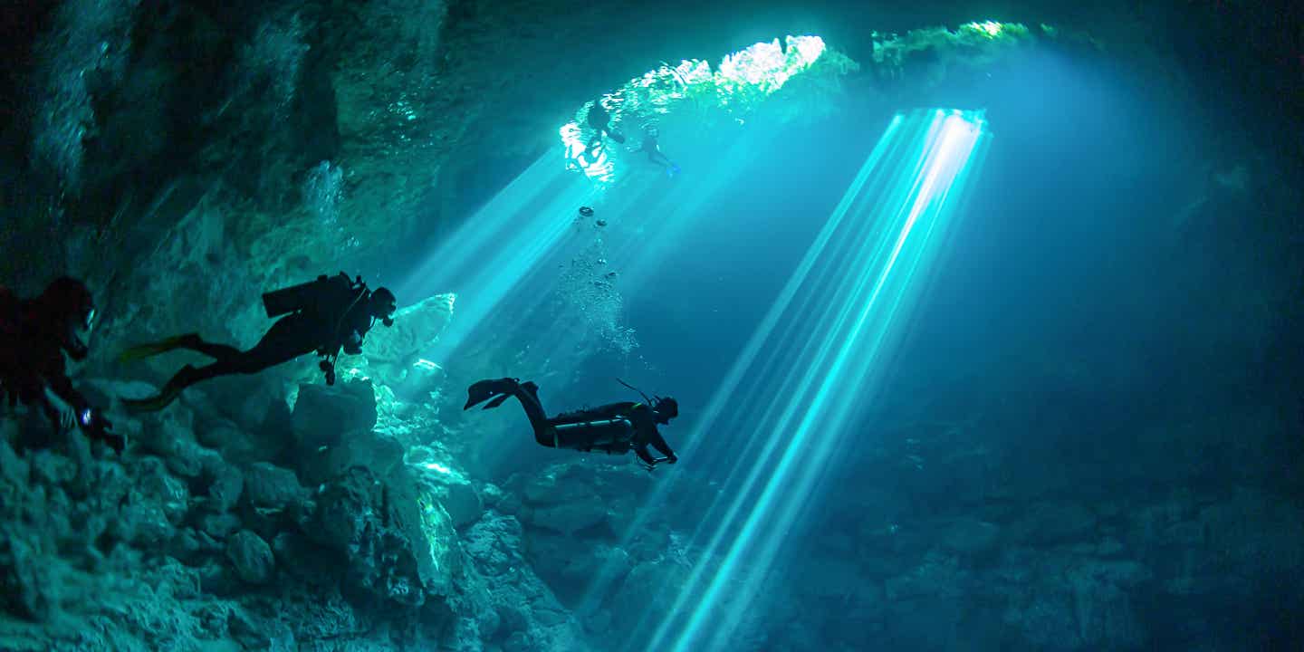 Im Yucatan Urlaub in geheimnisvolle Cenoten abtauchen.