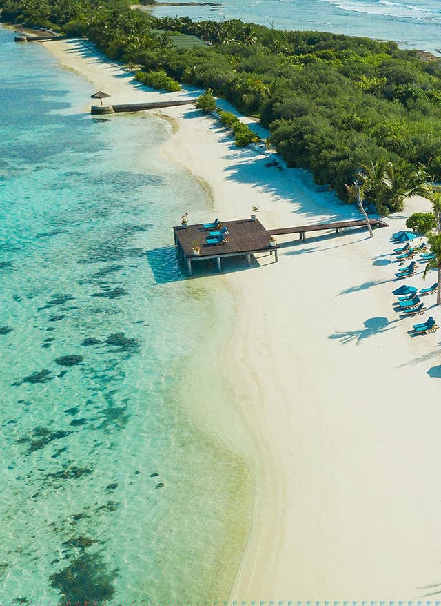 Zu den Angeboten Malediven: Wasserbungalows auf kleiner Insel im Meer