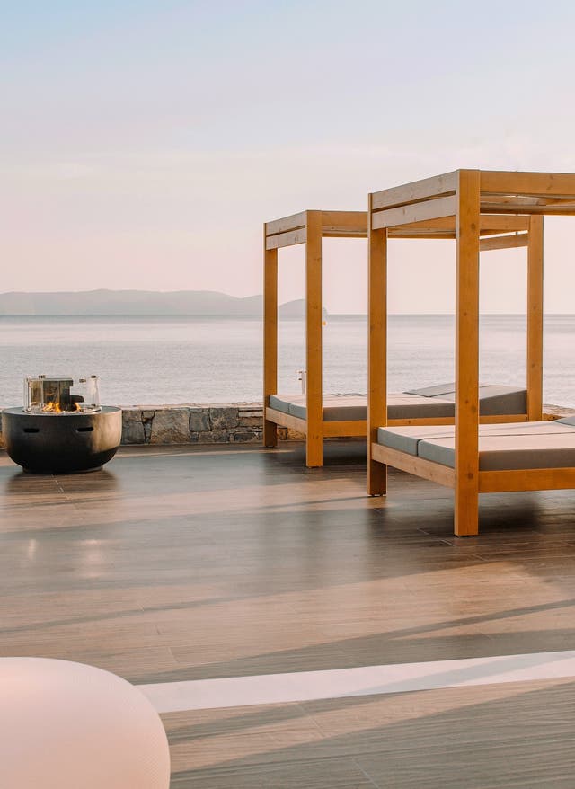 Jetzt entdecken Sonnenbetten mit Meerblick im Sentido Unique Blue auf Kreta, Griechenland