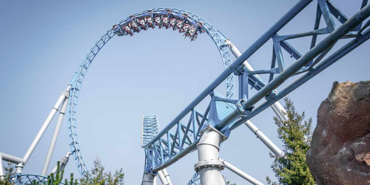 Looping der Achterbahn Blue Fire im Europa-Park im Themenbereich Island