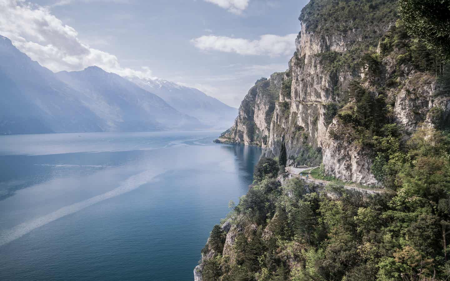 Italien Natur – Steilküste mit Aussichtsplattform am Gardasee