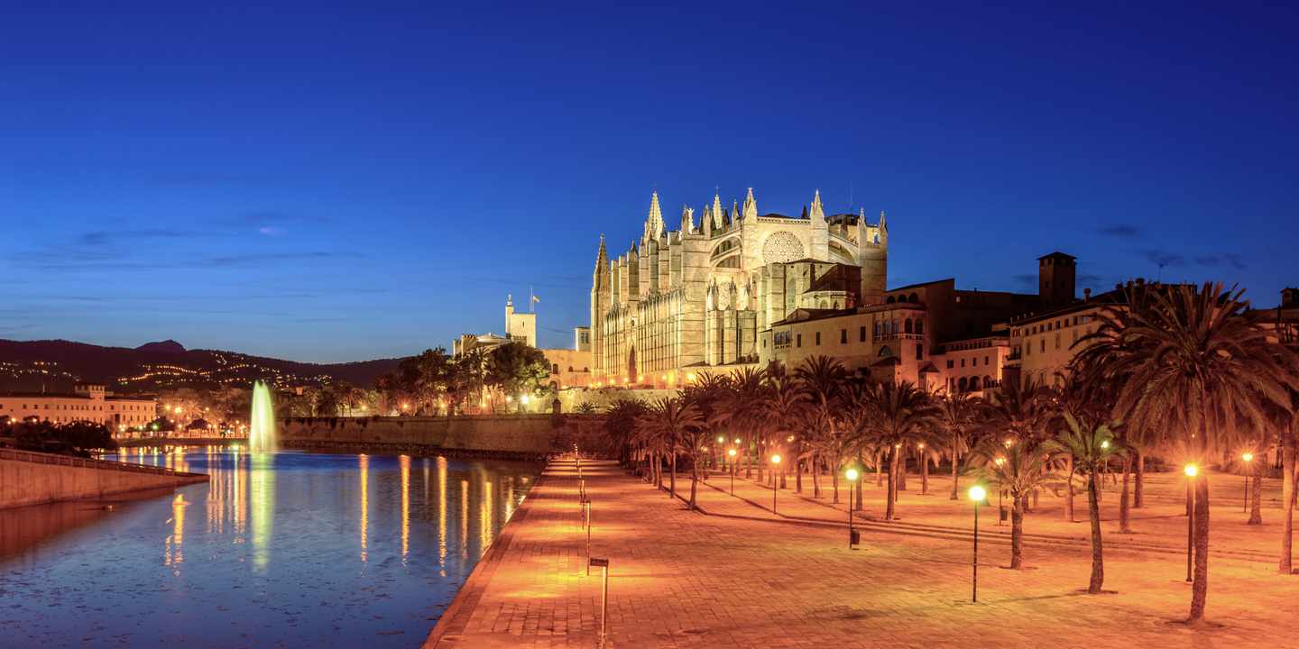 Die Kathedrale von Palma de Mallorca in der Abenddämmerung
