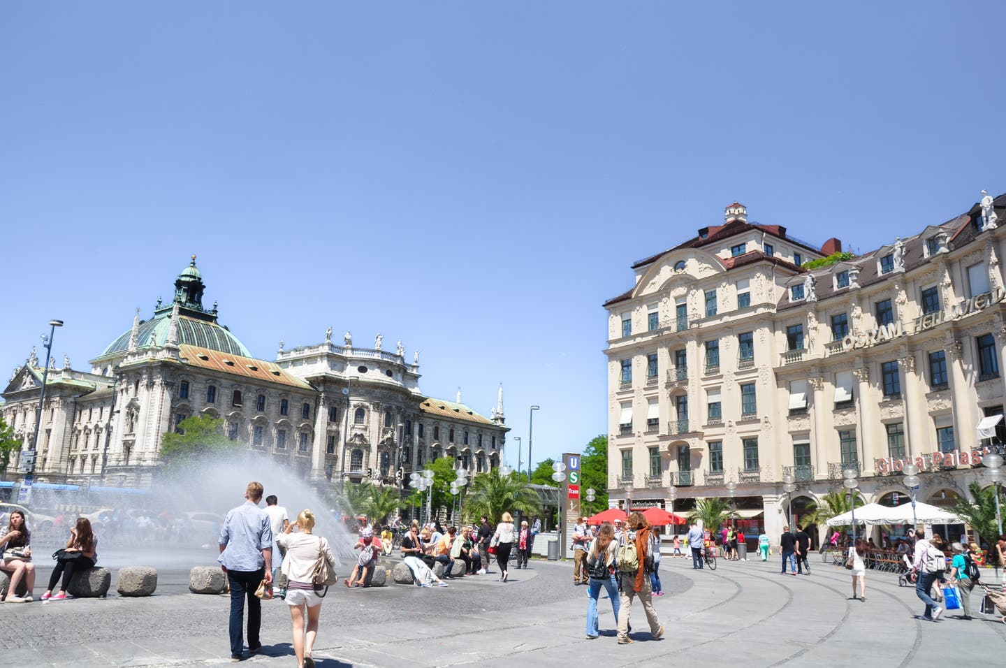 Alte Gebäude und großer Brunnen in Münchener Innenstadt