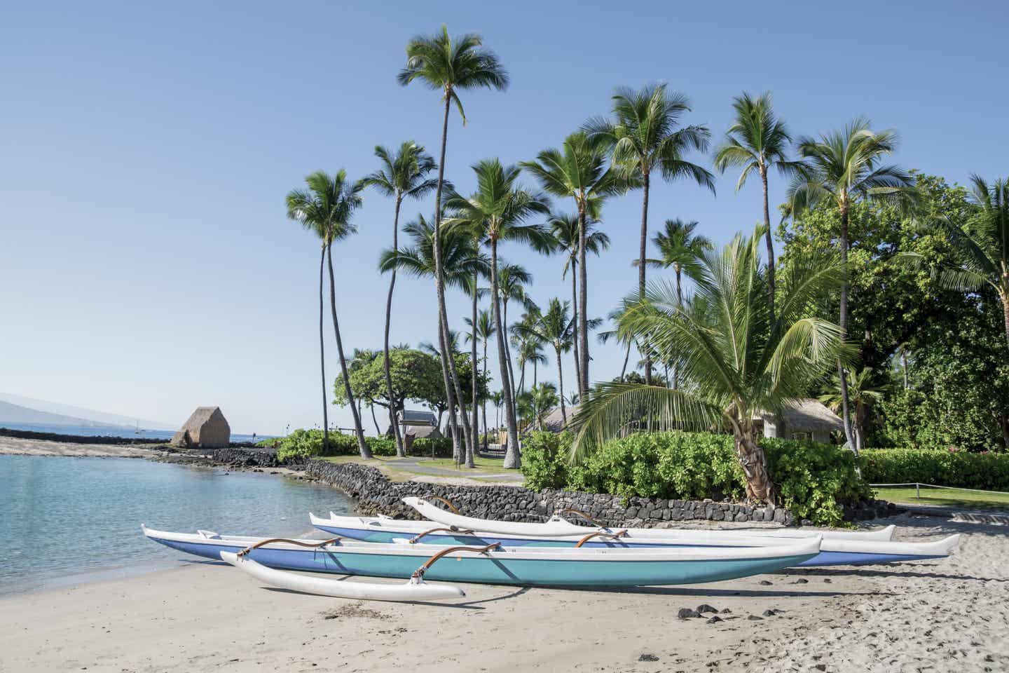 Beste Reisezeit Hawaii: Kanu am Kamakahonu Beach in Kailua-Kona