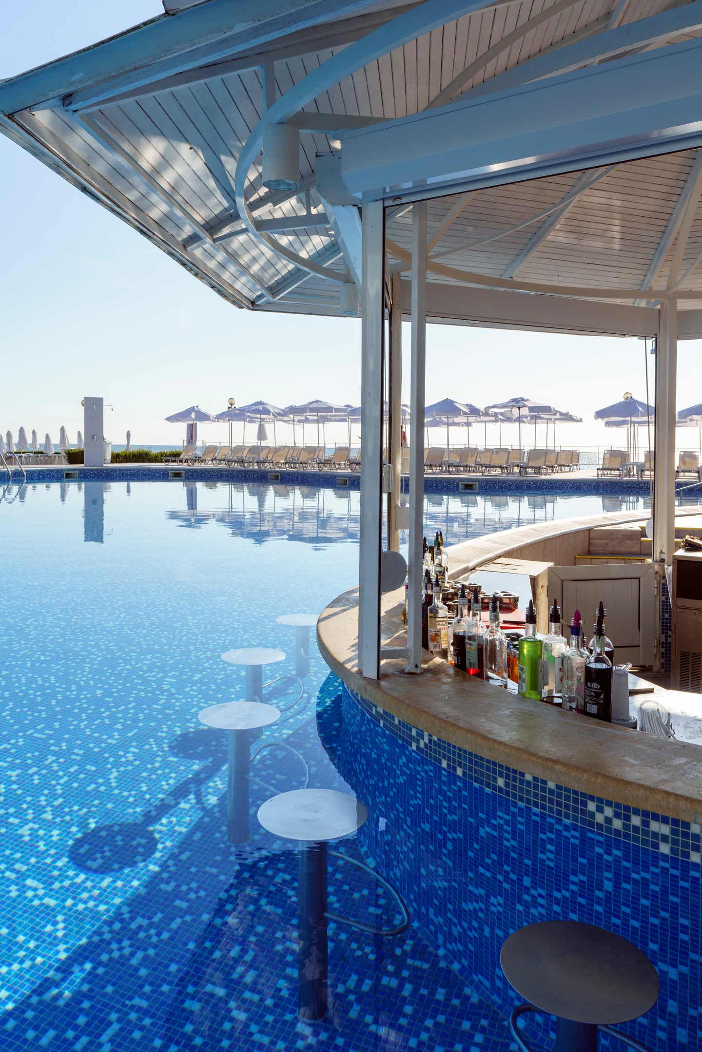 Bar im Alua Sun Helios Beach Bar mitten im Pool im Alua Sun Helios Beach