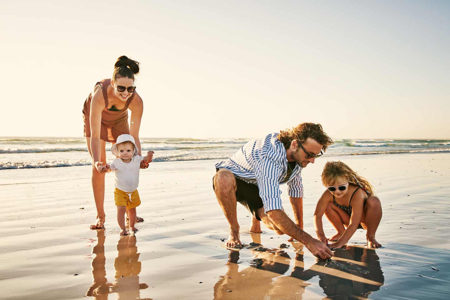 Beim Langzeiturlaub mit der Familie am Strand von Ägypten