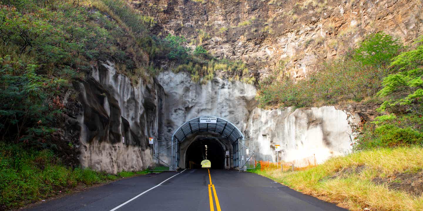 Straße die durch den Diamond Head Tunnel im Berg führt 