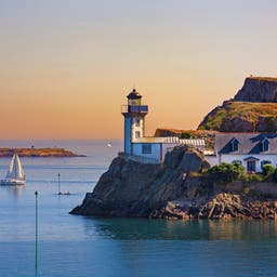 frankreich-bretagne-küste-leuchtturm-klein-g-502384386.jpg