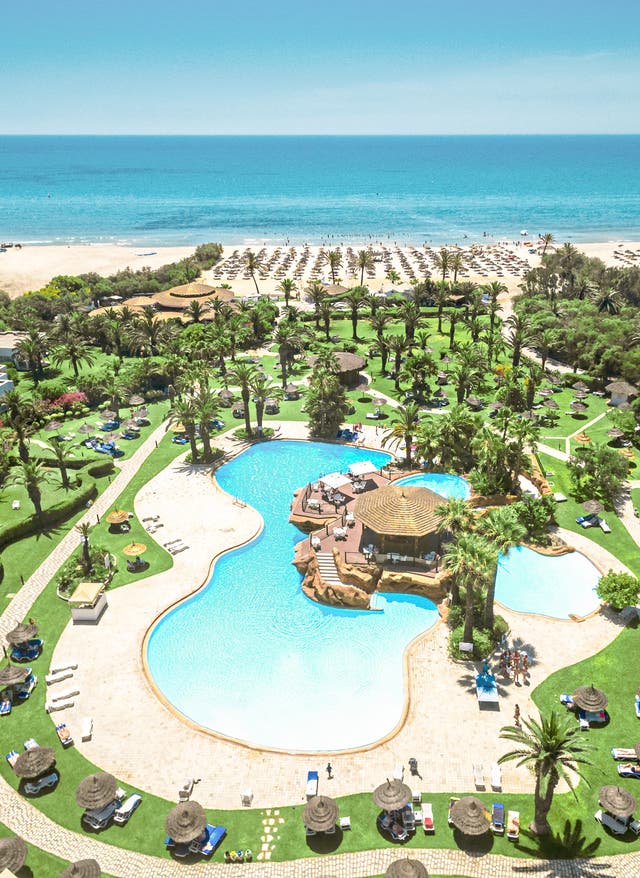 Sentido Strandhotels Blick auf das Sentido Phenicia in Tunesien mit üppiger Poollandschaft und direktem Übergang zum Strand