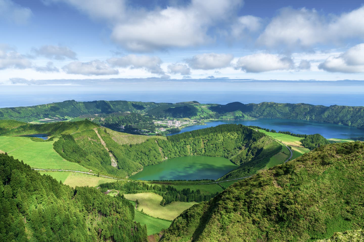 Beste Reisezeit der Azoren: Blick auf den See Sete Cidades