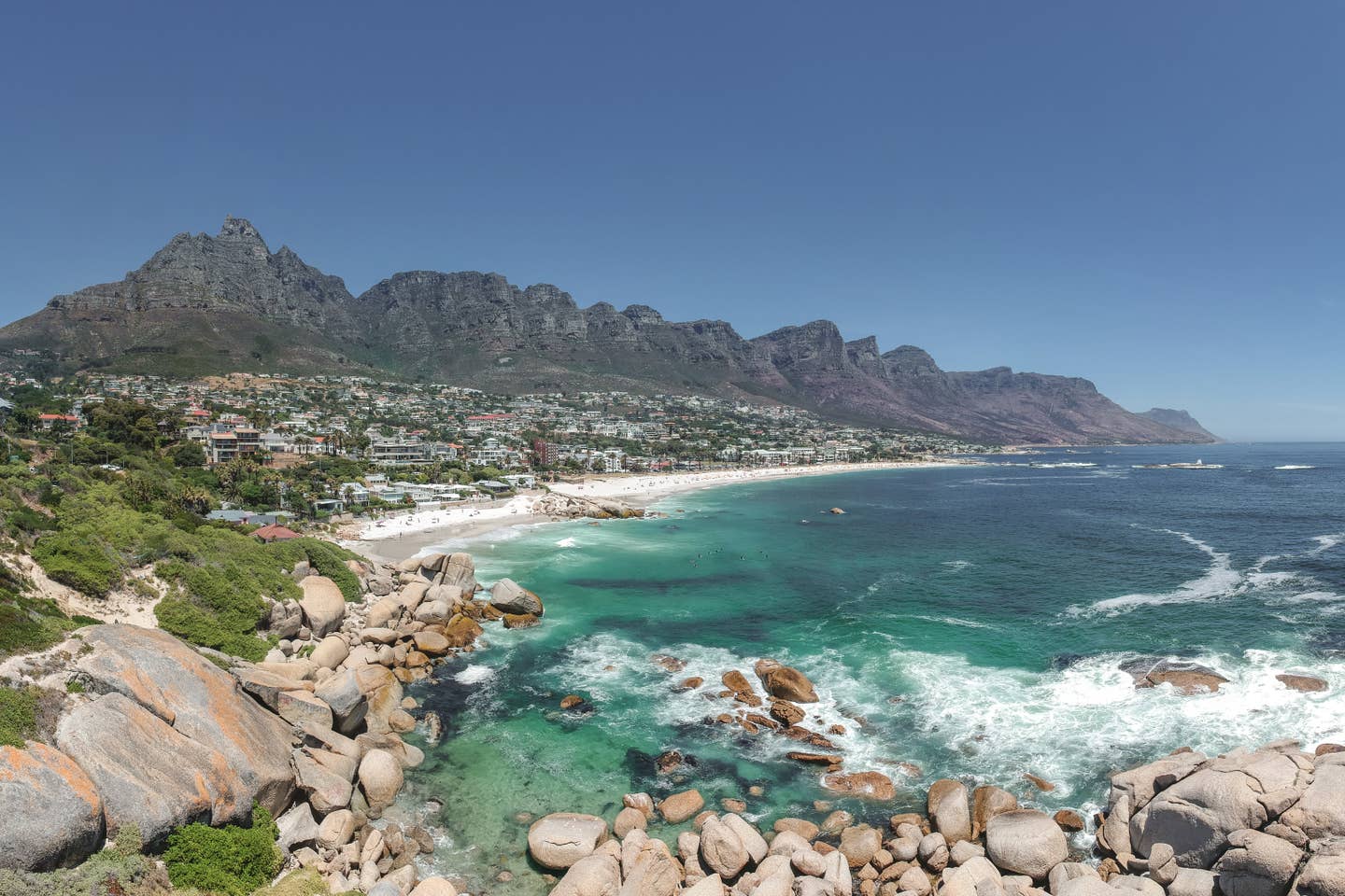 Südafrika Urlaub: Luft-Panorama-Ansicht von Camps Bay