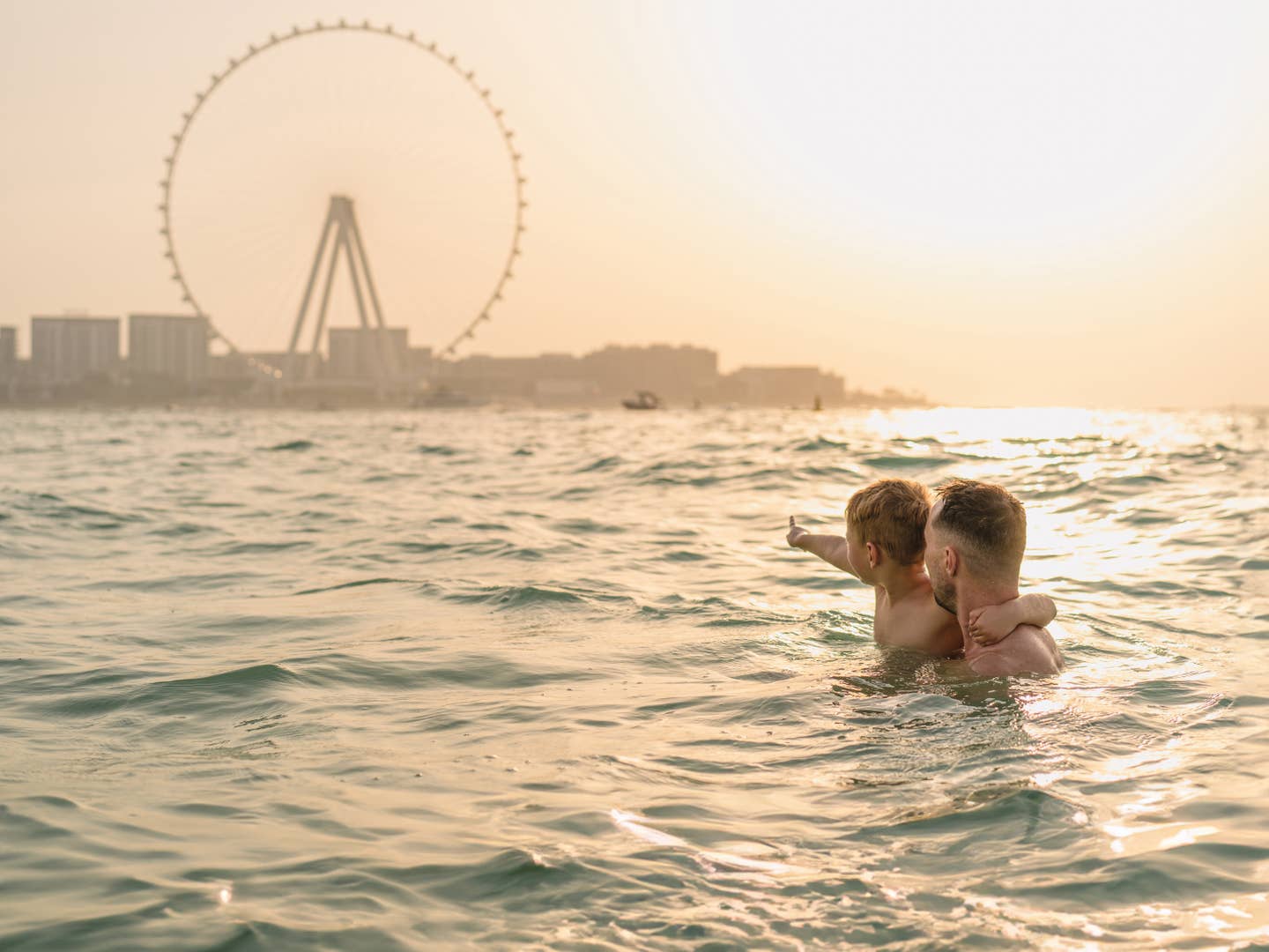 Vater und Sohn vor der Skyline Dubais