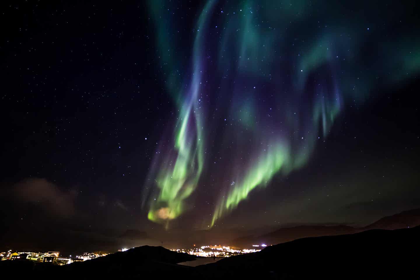 Grönlands Polarlichter mit Blick auf Nuuk