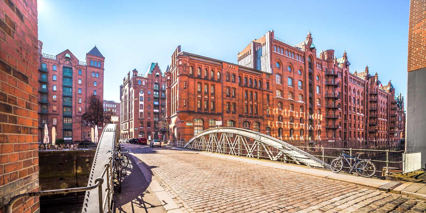 Brücke über einen Kanal zur Speicherstadt in Hamburg