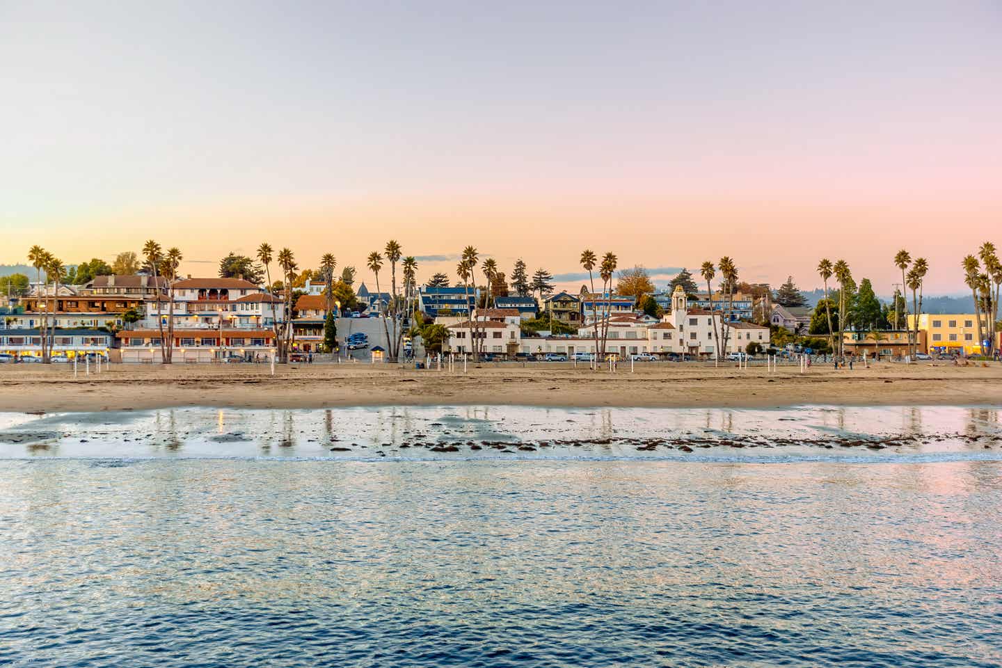 Die untergehende Sonne an der Küste in Main Beach, Santa Cruz