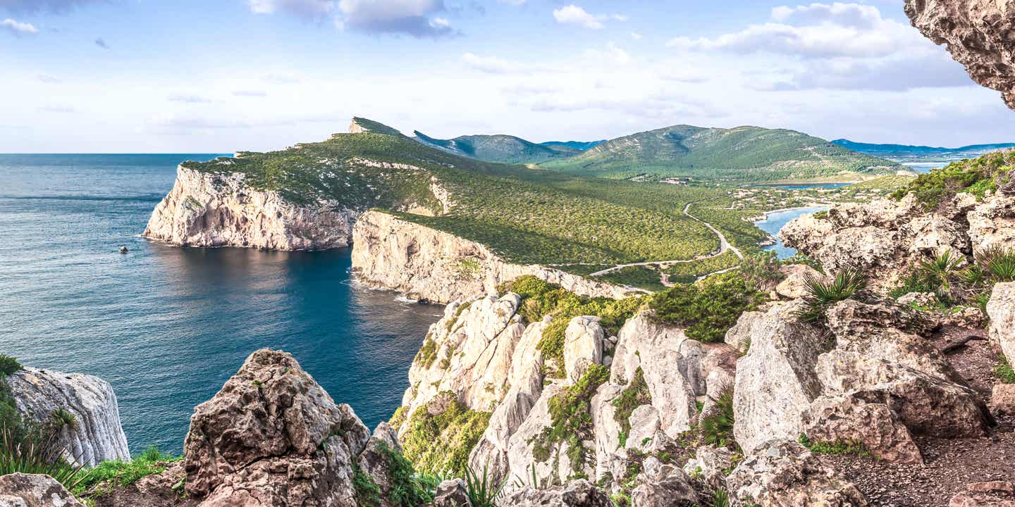 Panoramablick auf das geschützte Meeresnaturgebiet von Capo Caccia in Alghero auf Sardinien mit steilen Klippen und Meer