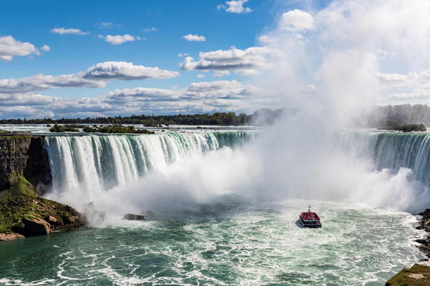 Boot vor den Niagarafällen in Kanada