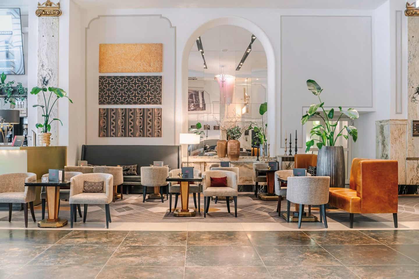 Schönste Hotels Hamburg: das Hotel Reichshof punktet mit viel Charme und exquisiter zentraler Lage Blick auf die Lobby im Hotel Reichshof in Hamburg