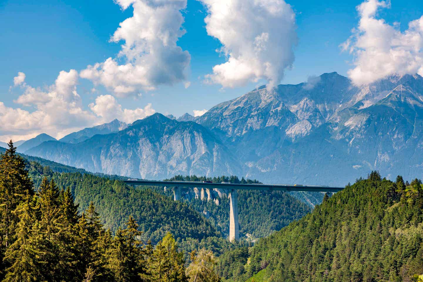 Europabrücke am Brenner in Südtirol vor Bergpanorama