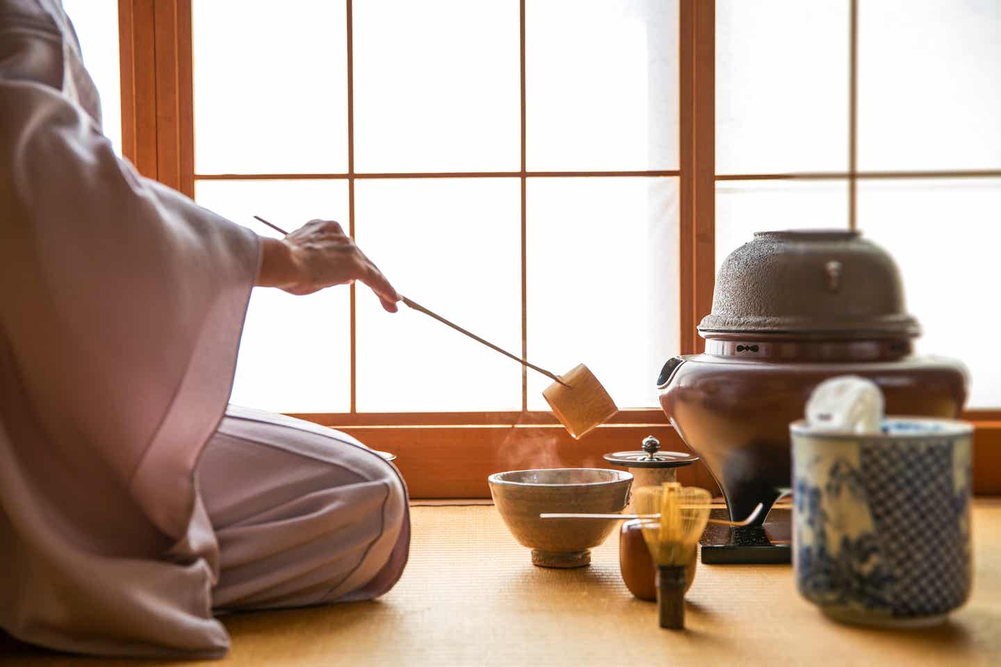 Traditionell und stilgerecht: Teezeremonie bei deinem Städtetrip in Tokio Traditionelle Teezeremonie in Tokio – kultureller Höhepunkt vieler Städtereisen Asien