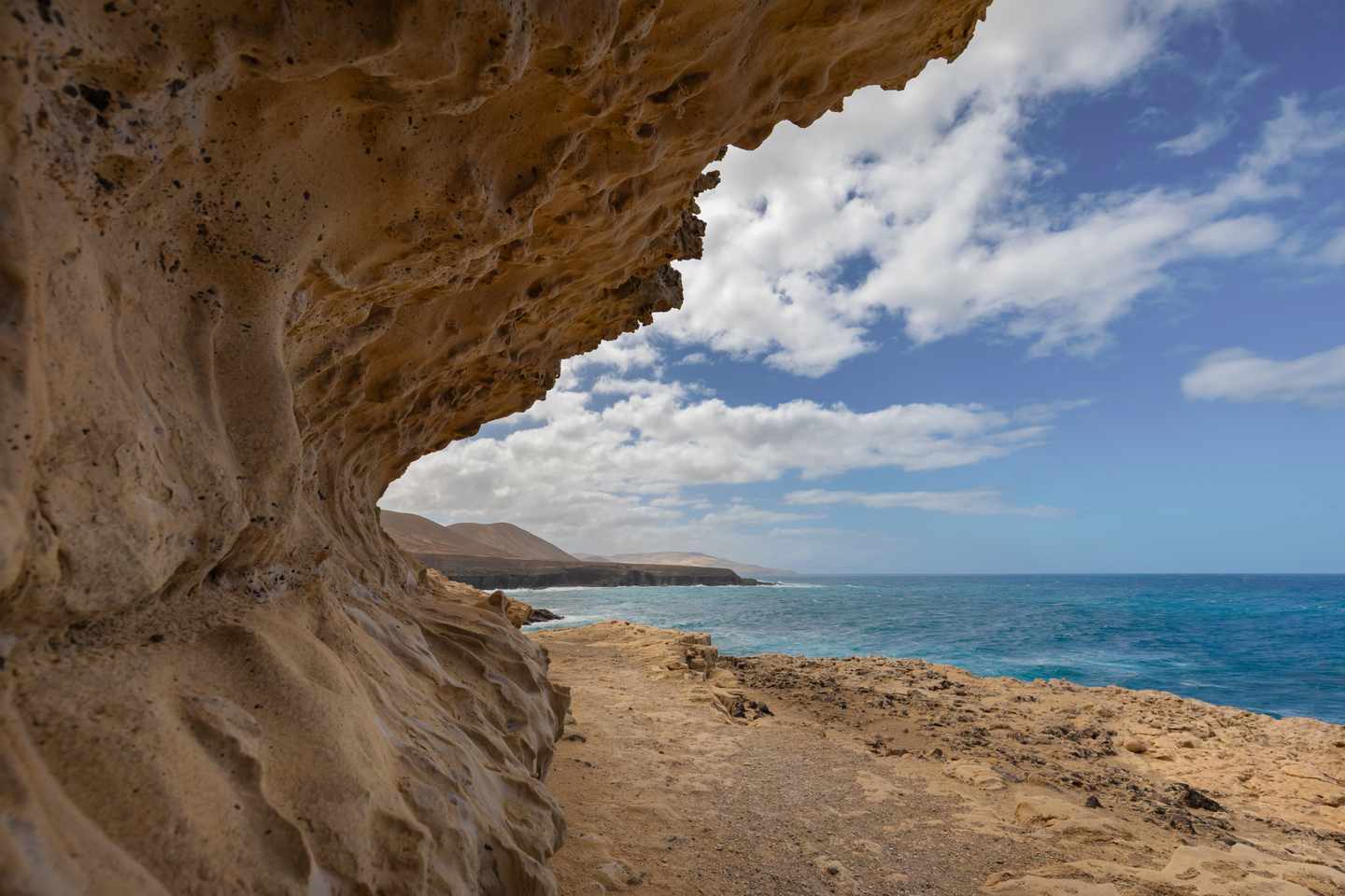 Felsformationen und Höhlen an der Küste von Ajuy auf Fuerteventura mit Blick auf den Atlantik