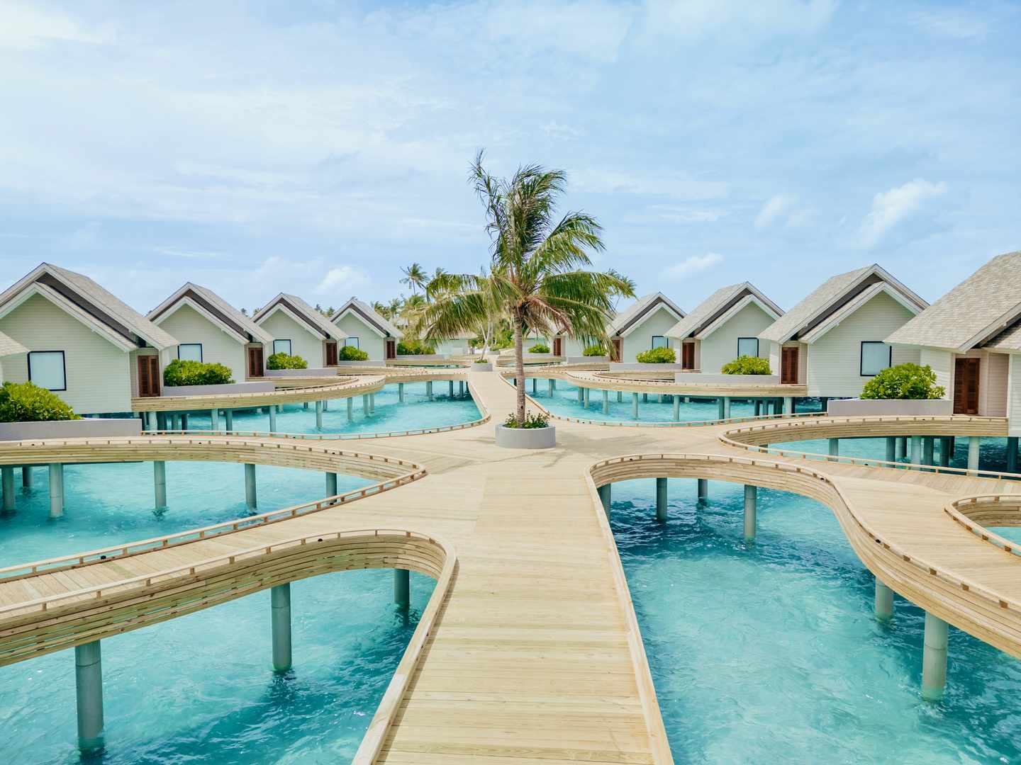 Überwasserstege, die zu den Villen im ananea Madivaru Maldives Resort führen