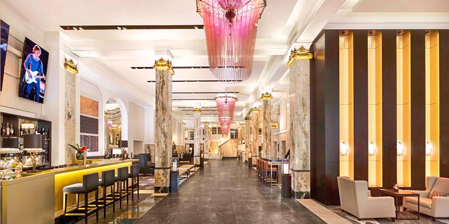Blick in Hotelfoyer im Stil der 20er Jahre
