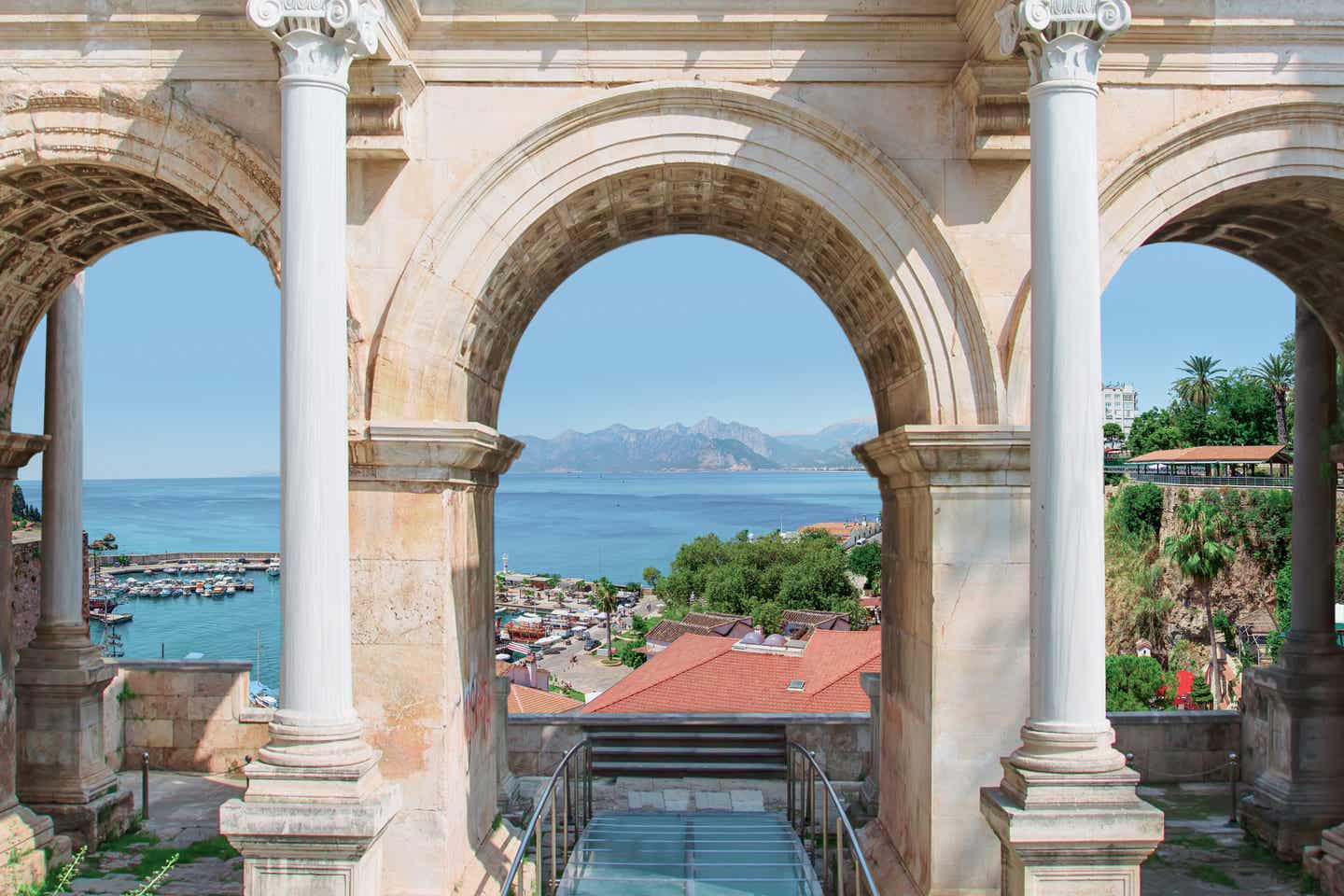 Antalya Urlaub mit DERTOUR. Blick durch Antalyas Hadrianstor