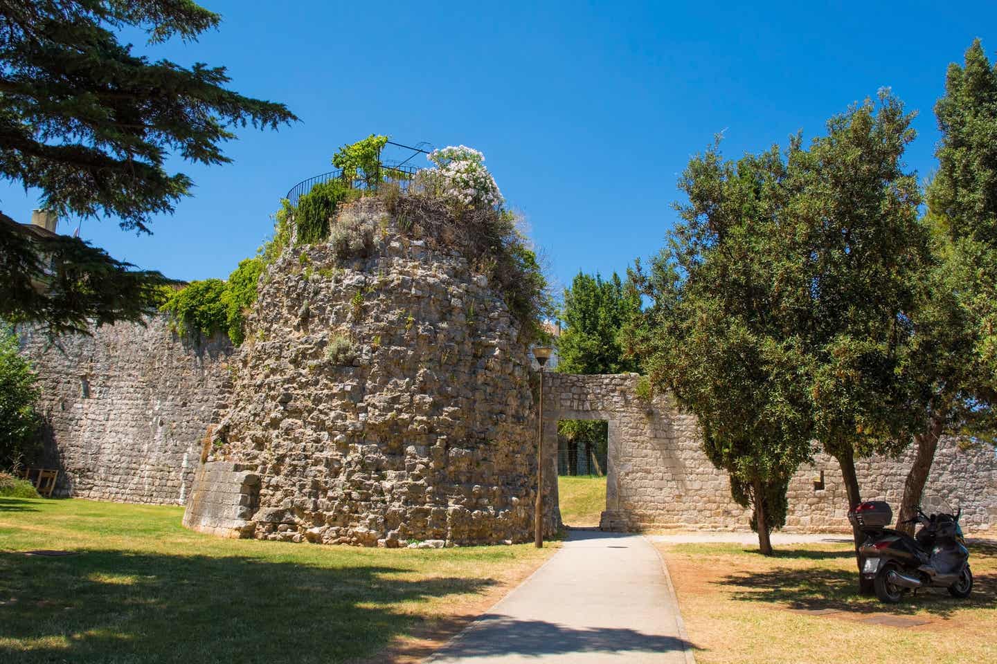 Verteidigungsturm von Porec: Sehenswürdigkeit der Stadt