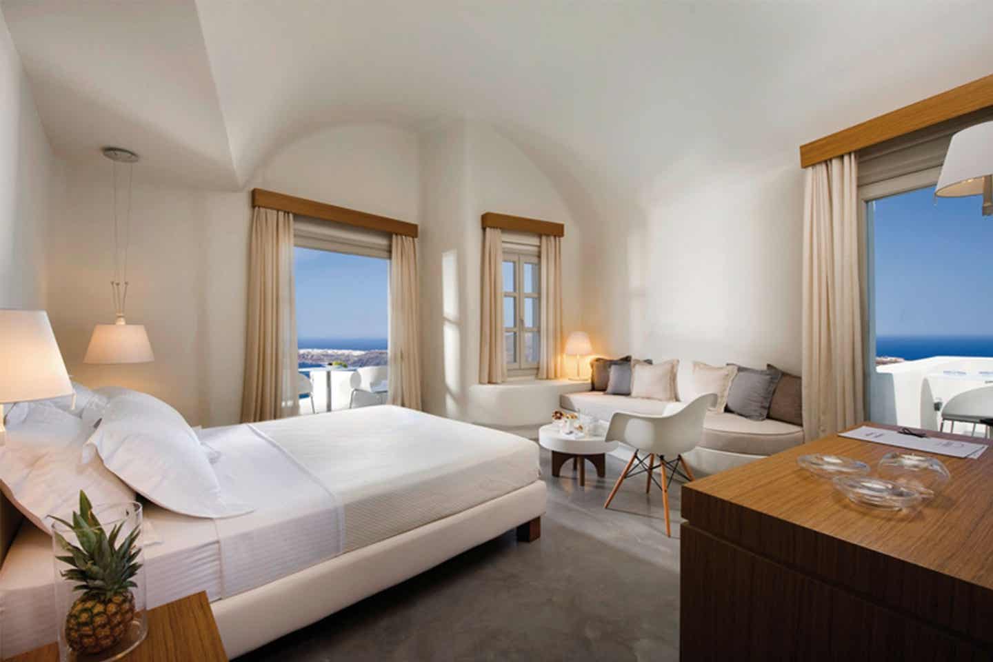 Santorini Hotel Avaton Resort und Spa: Zimmer mit Meerblick und Sitzecke