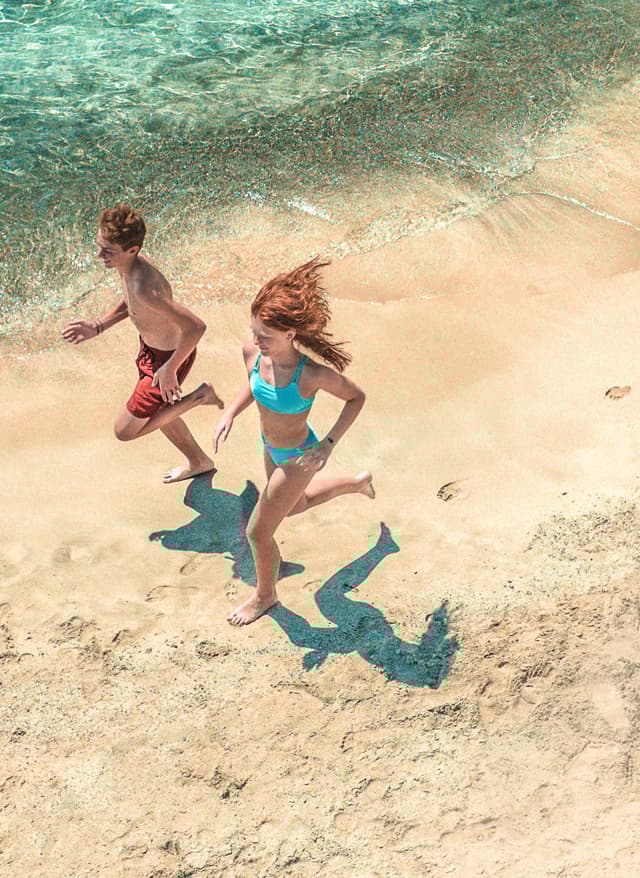 Mitsis - Gestalte deine eigene Geschichte in Griechenland Mitsis Hotels - Kinder rennen am Strand