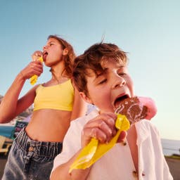 familienurlaub-zwei-kinder-essen-ein-eis-am-strand-lb-08-sideshots-familien-eis-04.jpg