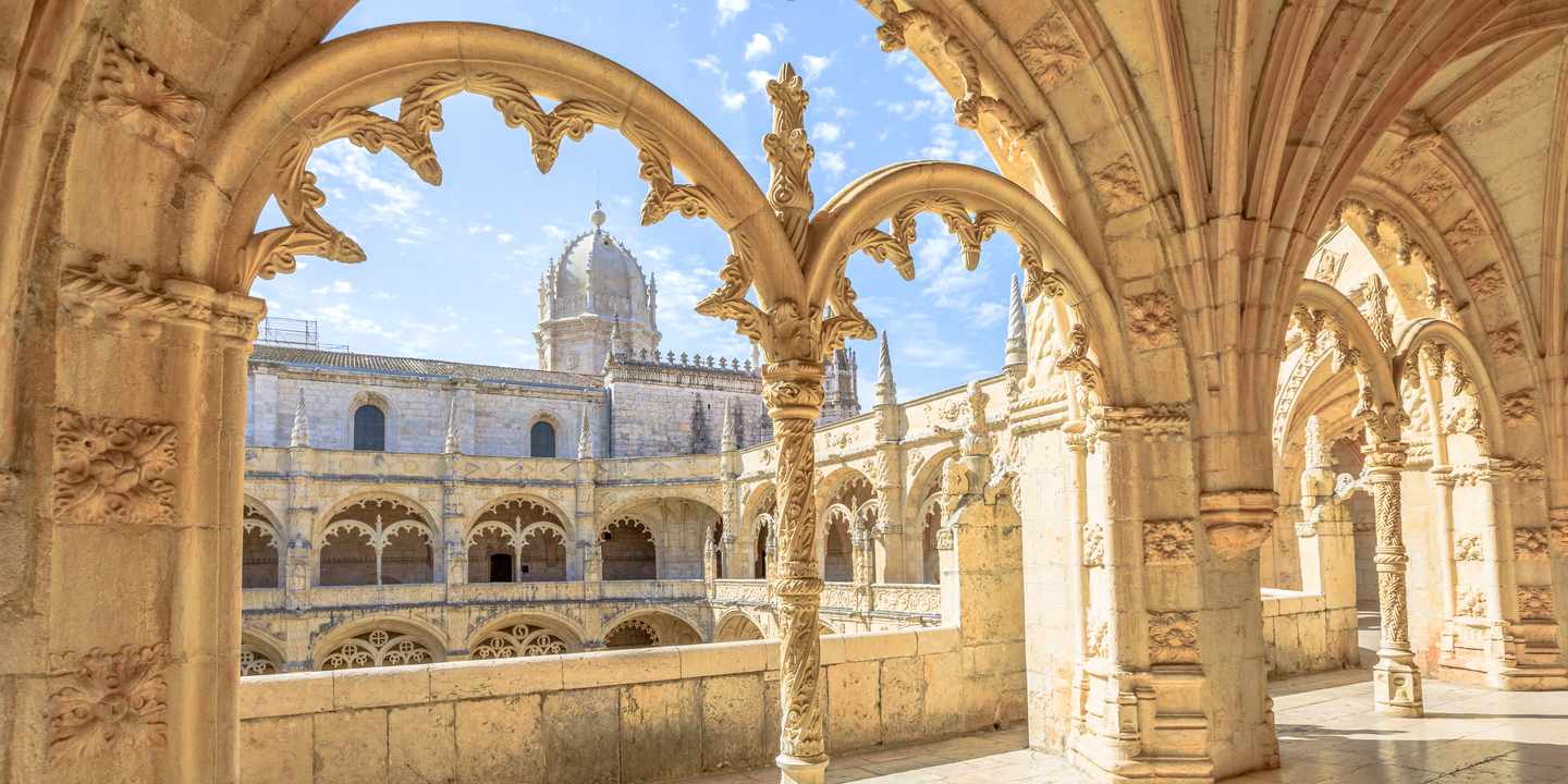 Kreuzgang des Mosteiro dos Jerónimos in Belém mit manuelinischen Säulen