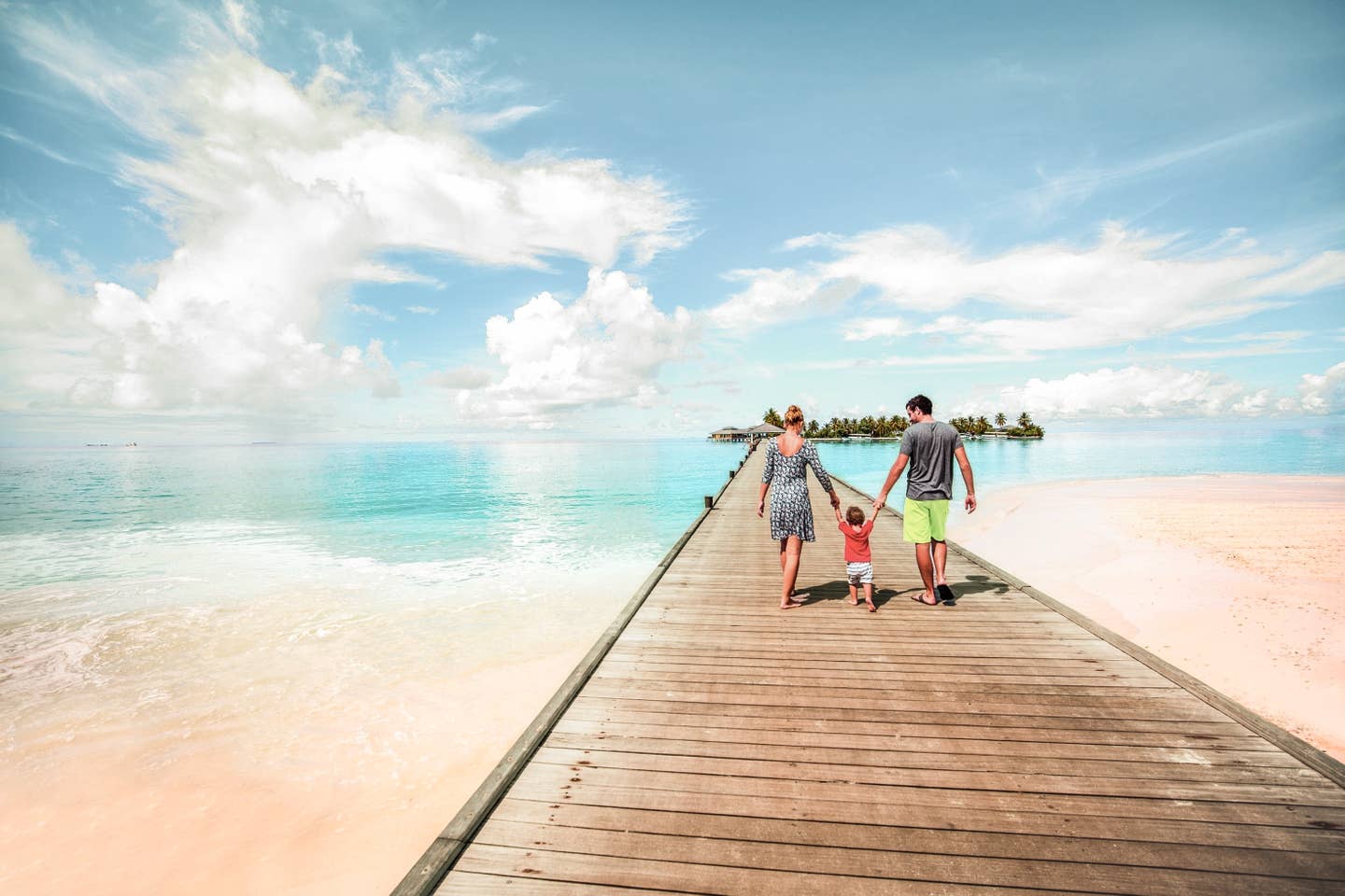 Urlaub auf den Malediven – Familie am Strand