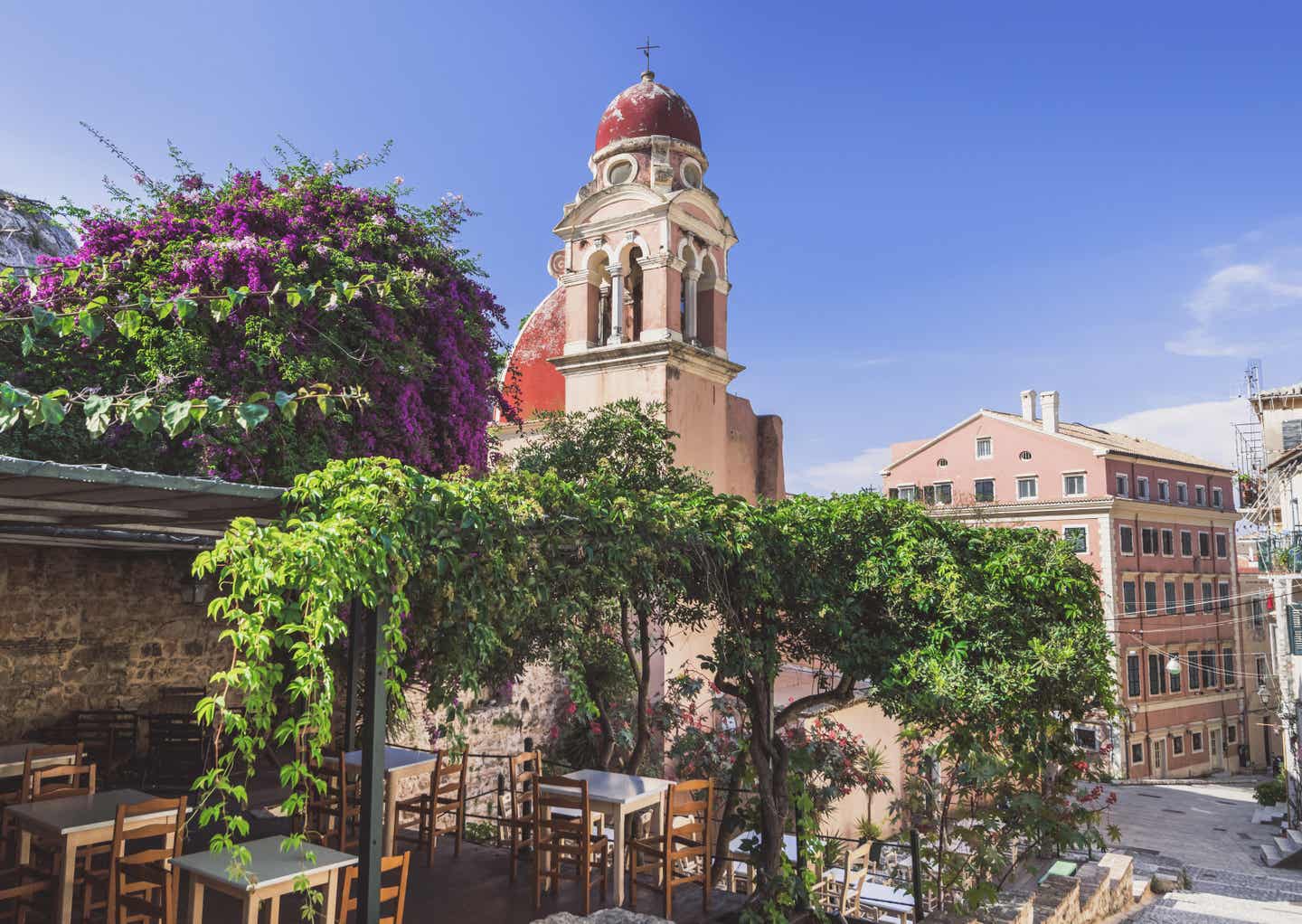 Idyllisches Café in Korfu Stadt