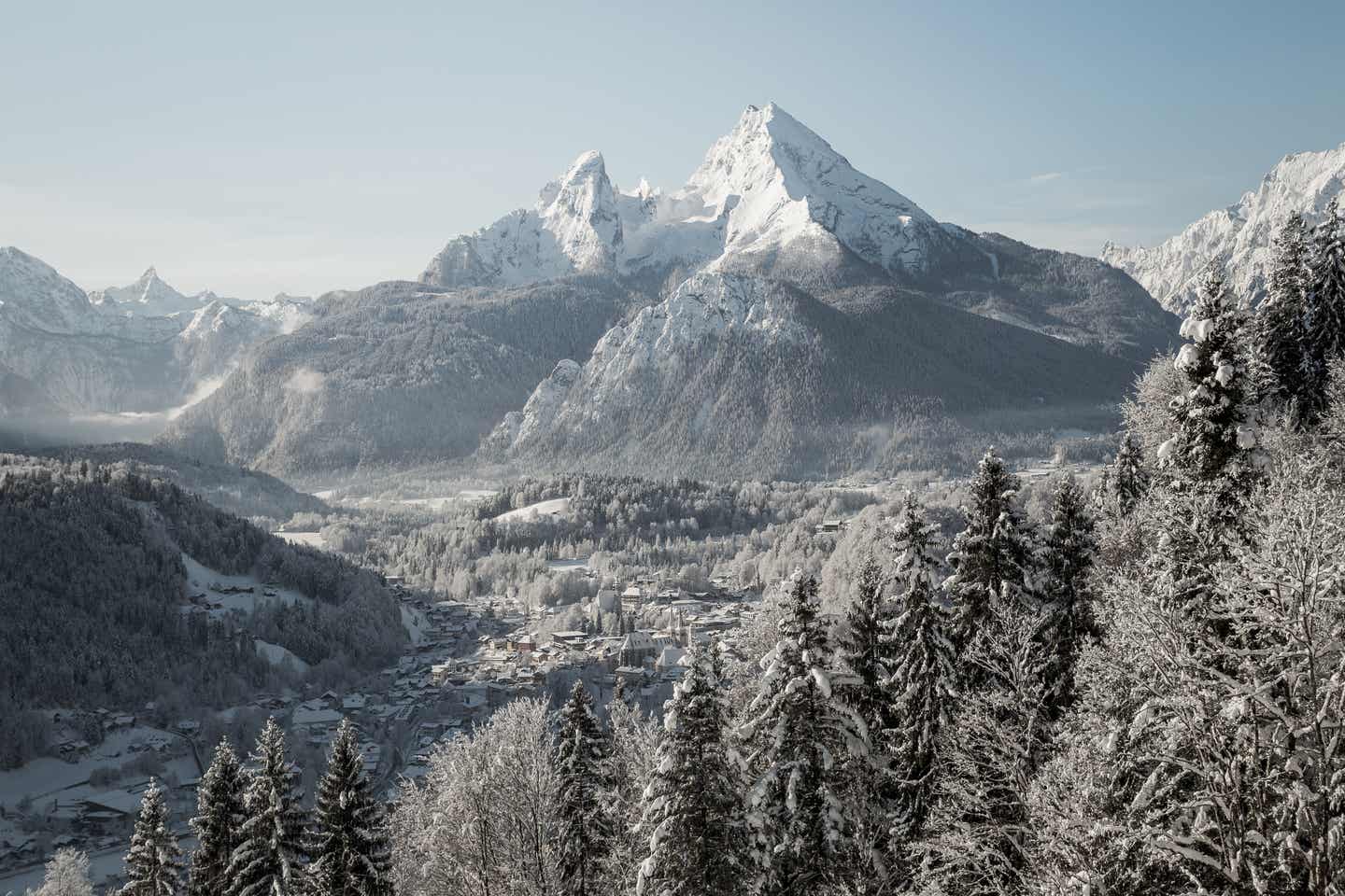 Oberbayern Urlaub mit DERTOUR. Blick über das winterliche Berchtesgaden mit Watzmann-Massiv im Hintergrund